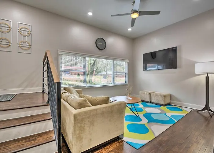 Atlanta Retreat With Deck In Greenbriar Area!